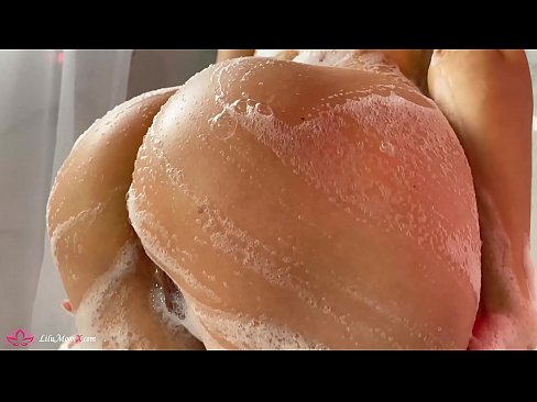 ❤️ Brunette o ipholla litho tsa botona kapa botšehali ho li khotsofatsa Pussy e nang le Vibrator ho ea ho Intense Orgasm in Shower Porno ❌